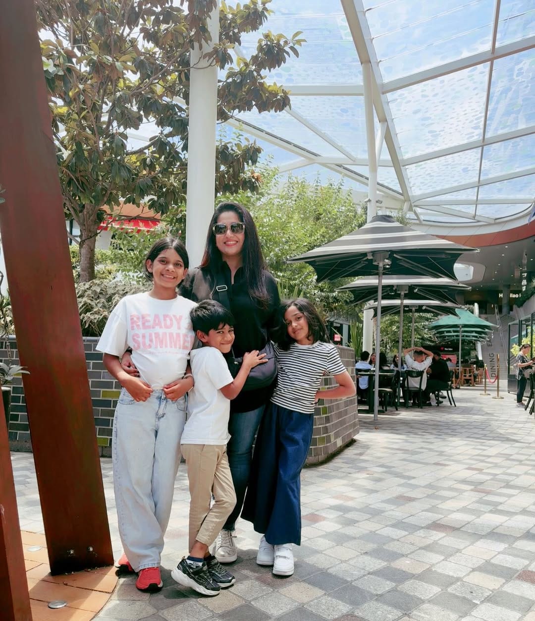 മഞ്ജു ആകാൻ ശ്രമിക്കേണ്ട, ആ റേഞ്ച് പിടിക്കാൻ കാവ്യ പത്ത് വട്ടം ജനിക്കണം എന്നാണ് മറ്റൊരു ആക്ഷേപം.എങ്ങനെയൊക്കെ പോസ് ചെയ്താലും മഞ്ജുവിൻ്റെ പരിസരത്ത് പോലും എത്തില്ലെന്നാണ് വേറൊരു കമൻ്റ്.