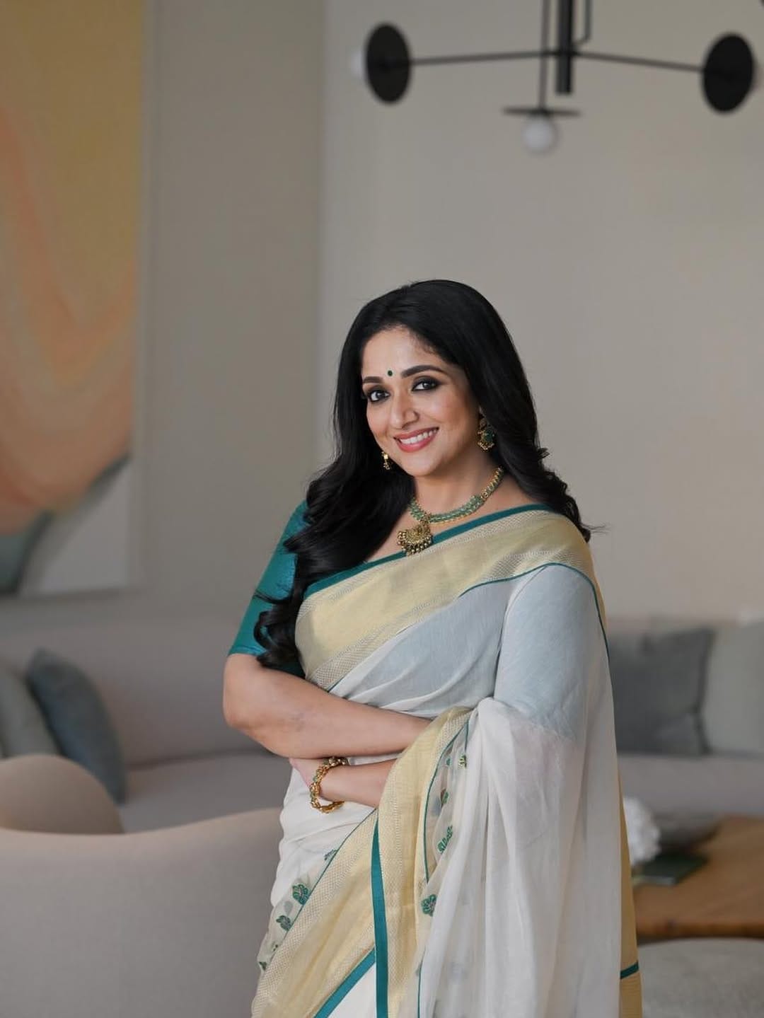 സഹോദരനും കുടുംബത്തിനൊപ്പം ഓസ്ട്രേലിയയിൽ അവധിക്കാലം ആഘോഷിക്കുന്ന കാവ്യയുടെ ചിത്രങ്ങളാണ് വൈറലാകുന്നത്. കാവ്യയുടെ സഹോദരൻ മിഥുനും കുടുംബവും വർഷങ്ങളായി ഓസ്ട്രേലിയയിലാണ് താമസം.