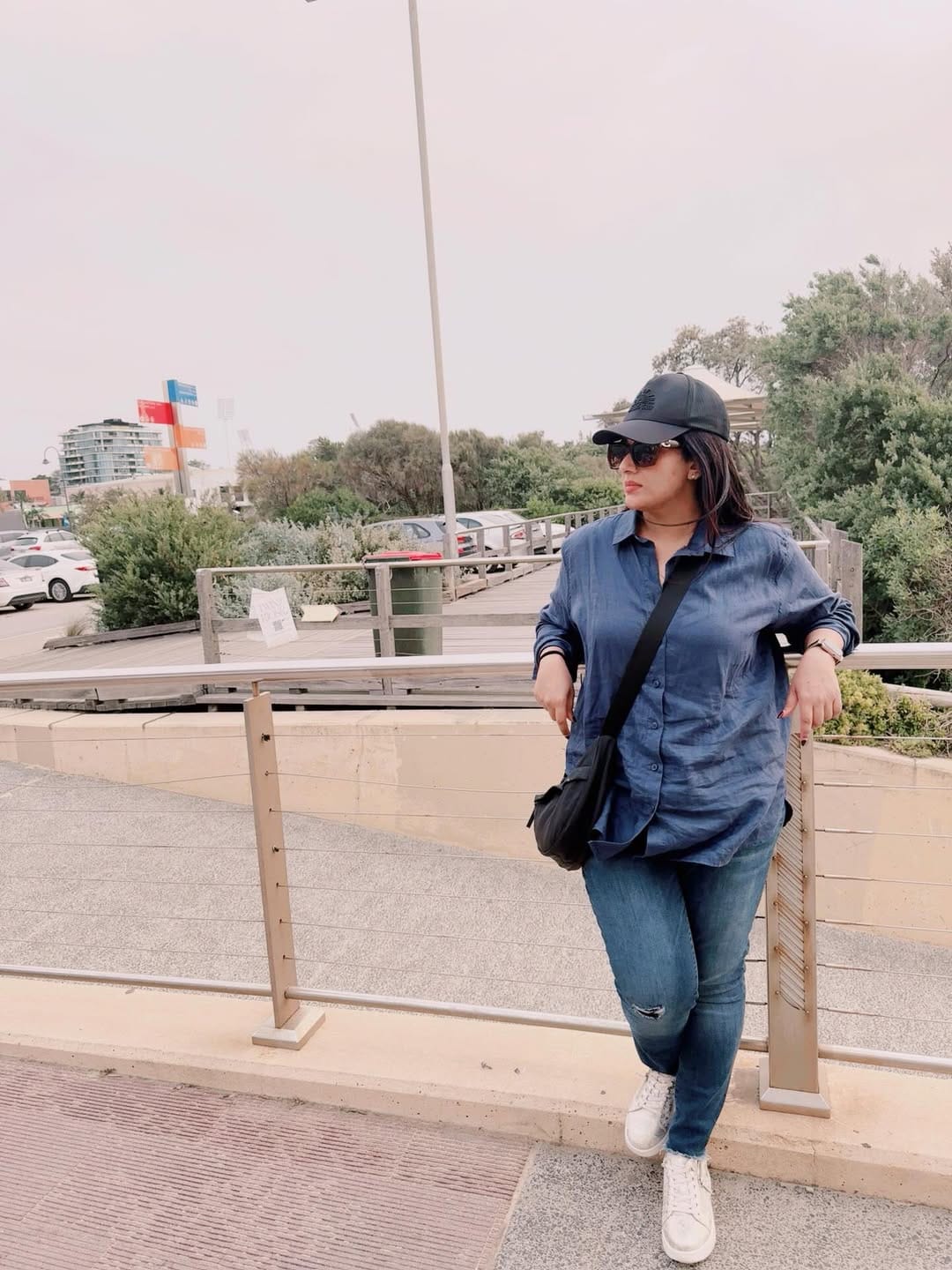 മകൾ മഹാലക്ഷ്മിയേയും ചേട്ടൻ്റെ മക്കളേയും ചേർത്ത് പിടിച്ചുകൊണ്ടുള്ള മറ്റൊരു ചിത്രവും താരം പങ്കിട്ടുണ്ട്. നിരവധി പേരാണ് ചിത്രങ്ങൾക്ക് താഴെ സ്നേഹം പങ്കുവെച്ച് എത്തുന്നത്. അതേസമയം പതിവ് പോലെ തന്നെ കാവ്യയുടെ പോസ്റ്റിന് താഴെ നെഗറ്റീവ് കമൻ്റുകളും നിറയുന്നുണ്ട്.