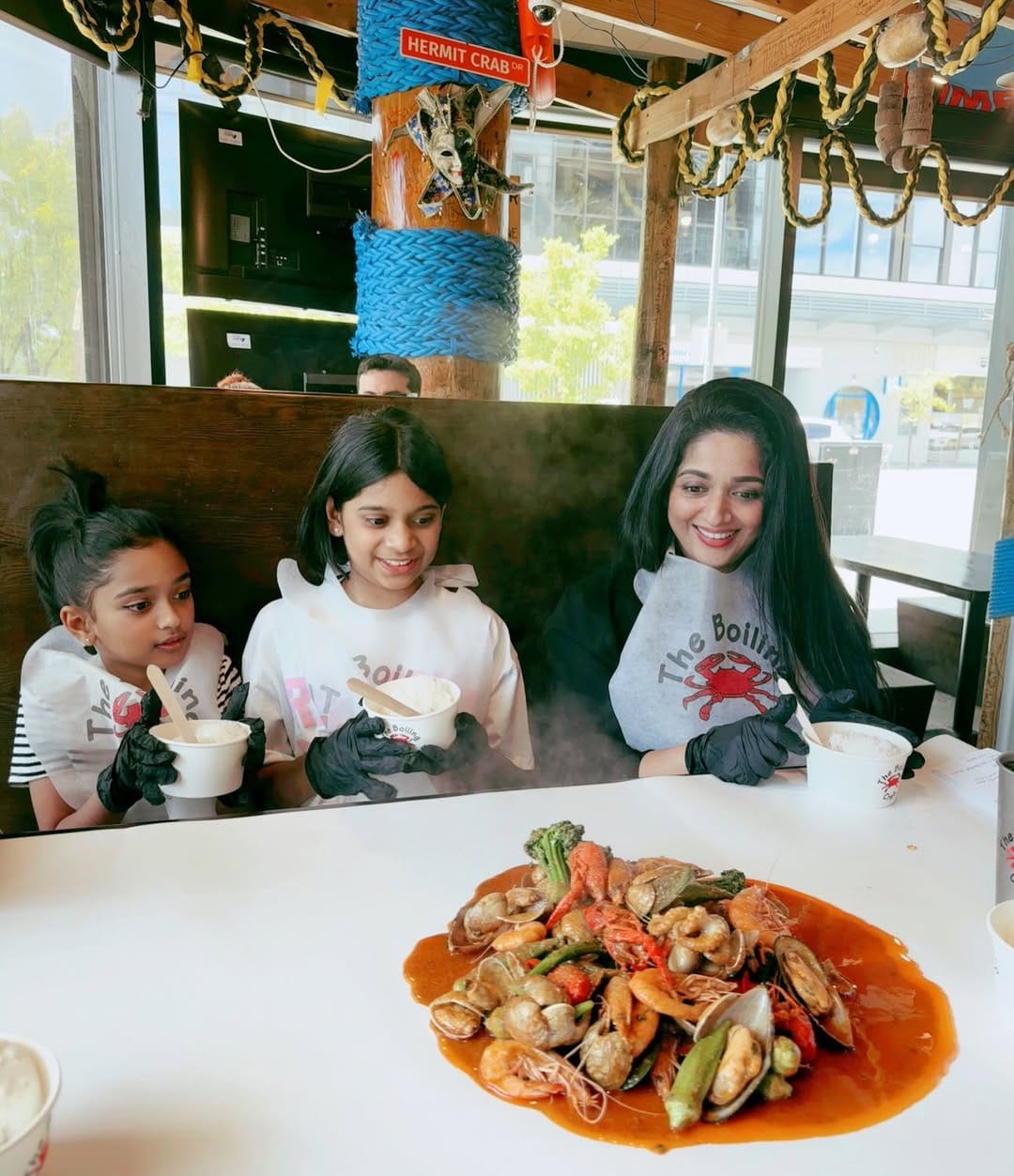 എന്തുകൊണ്ടാണ് മൂത്തമകൾ മീനാക്ഷിയെ കൂട്ടാതിരുന്നത് എന്നാണ് ചിലരുടെ കമൻ്റ്. ഡോക്ടറായ മീനാക്ഷിക്ക് എളുപ്പത്തിൽ ലീവെടുത്ത് പോവാൻ കഴിയുമോയെന്നാണ് കാവ്യയുടെ ആരാധകർ ഇതിന് മറുപടി നൽകിയിരിക്കുന്നത്.