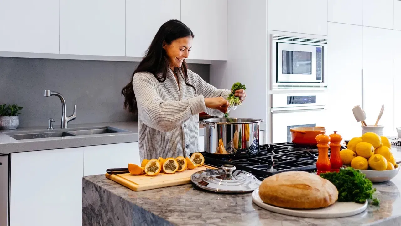 അലുമിനിയം ആരോഗ്യത്തിനും ജീവനും ഒരുപോലെ ഭീഷണിയാണെന്നും ഇത് ശരീരത്തിന് വിഷതുല്യമാണെന്നുമാണ് ഡോക്ടറുടെ മുന്നറിയിപ്പ്. നിരവധി മെഡിക്കൽ പഠനങ്ങൾ ഇത് ശരിവയ്ക്കുന്നുണ്ട്.