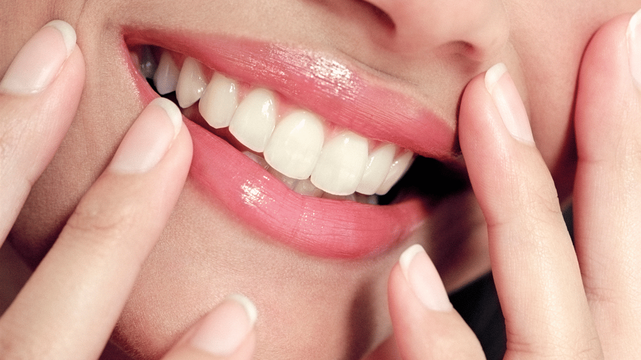 ബീറ്റ്റൂട്ട് കഷ്ണം ഉപയോഗിച്ച് ചുണ്ടിൽ മസാജ് ചെയ്യുകയോ അല്ലെങ്കിൽ അതിന്റെ നീര് പുരട്ടുകയോ ചെയ്യാം. ഇത് ചുണ്ടുകൾക്ക് പെട്ടെന്ന് തന്നെ നല്ല നിറം നൽകും. ചുണ്ടുകൾക്ക് സ്വാഭാവികമായ ചുവപ്പ് നിറം നൽകാൻ ബീറ്റ്റൂട്ടിനോളം മികച്ച മറ്റൊന്നില്ല. (Image Credit: Getty Images)