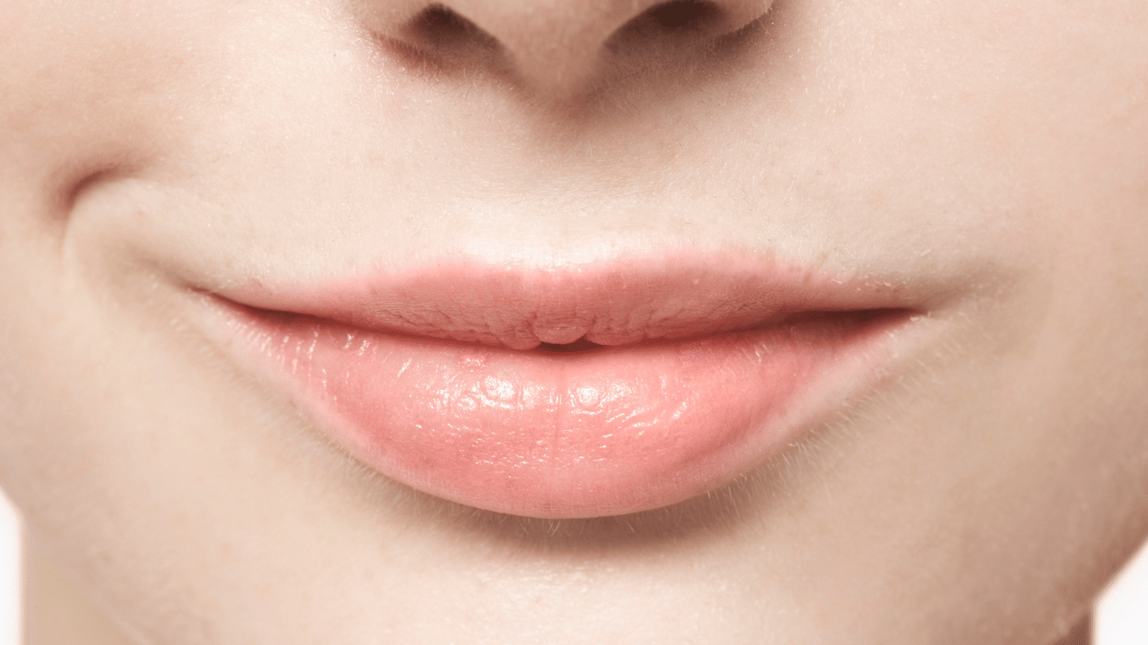 ഒരു സ്പൂൺ പഞ്ചസാരയിൽ അല്പം നാരങ്ങാനീര് ചേർത്ത് ചുണ്ടുകളിൽ 2-3 മിനിറ്റ് പതുക്കെ തടവുക. ശേഷം തണുത്ത വെള്ളത്തിൽ കഴുകിക്കളയാം. ചുണ്ടുകളിലെ മൃതകോശങ്ങളെ നീക്കം ചെയ്യാൻ ഏറ്റവും മികച്ചതാണ് നാരങ്ങാനീരും പഞ്ചസാരയും ചേർത്ത സ്ക്രബ്.
