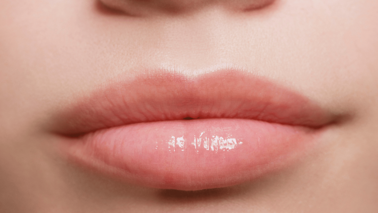 എന്നാൽ ഇനി പേടിക്കേണ്ടതില്ല, അടുക്കളയിലുള്ള ചില സാധനങ്ങൾ ഉപയോഗിച്ച് ചുണ്ടിലെ കറുപ്പ് മാറ്റി അവയെ മൃദുവാക്കാനും തിളക്കമുള്ളതാക്കാനും സാധിക്കുമെന്ന് അറിയാമോ? അവ ഏതെല്ലാമെന്ന് നോക്കിയാലോ....
