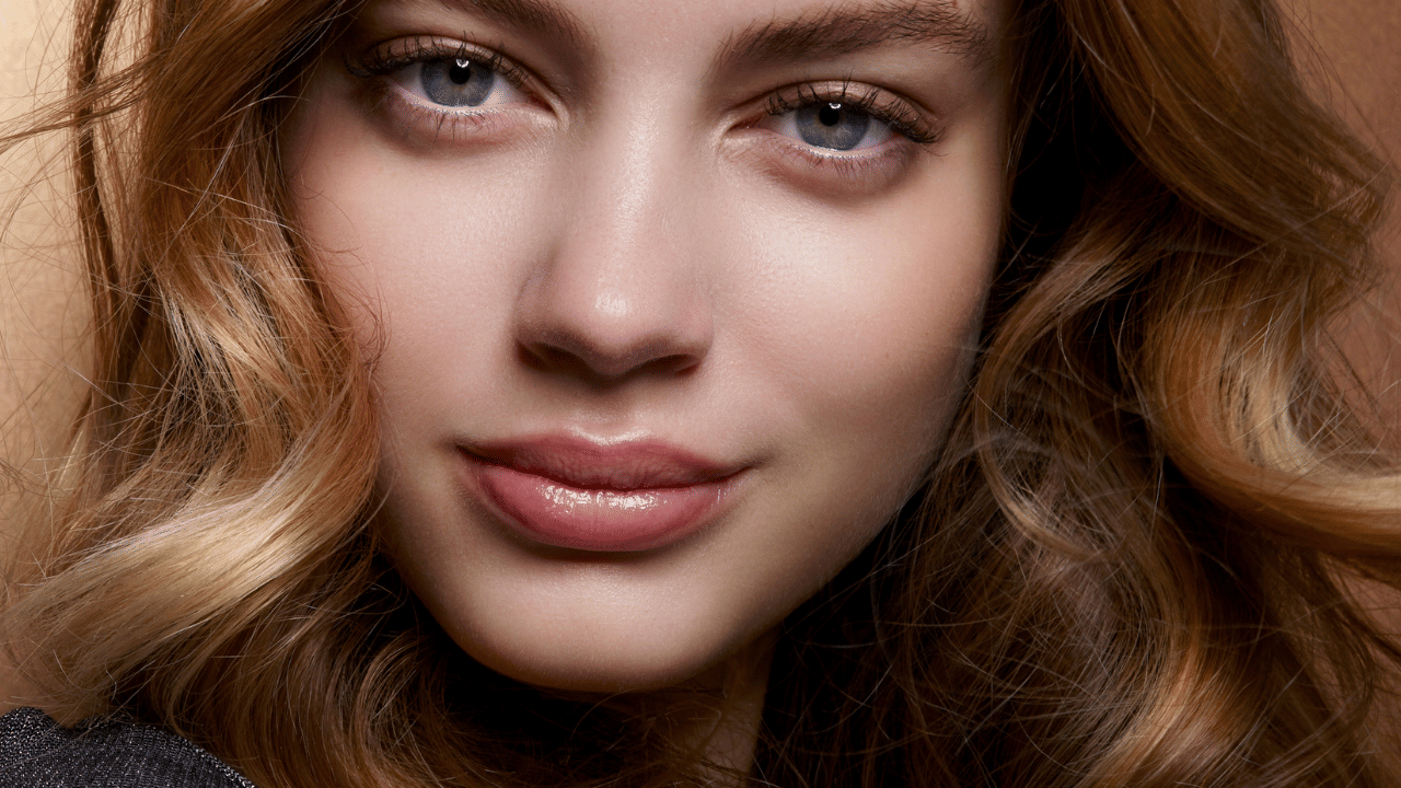 ചുണ്ടുകളുടെ സ്വാഭാവിക നിറം നഷ്ടപ്പെടുന്നത് പലരെയും അലട്ടുന്ന ഒരു പ്രശ്നമാണ്. അമിതമായ സൂര്യപ്രകാശം ഏൽക്കുന്നത്, ശരീരത്തിലെ ജലാംശം കുറയുന്നത്, അല്ലെങ്കിൽ ഗുണനിലവാരമില്ലാത്ത സൗന്ദര്യവർദ്ധക വസ്തുക്കളുടെ ഉപയോഗം എന്നിവ ചുണ്ടുകൾ കറുക്കാൻ കാരണമാകാറുണ്ട്.
