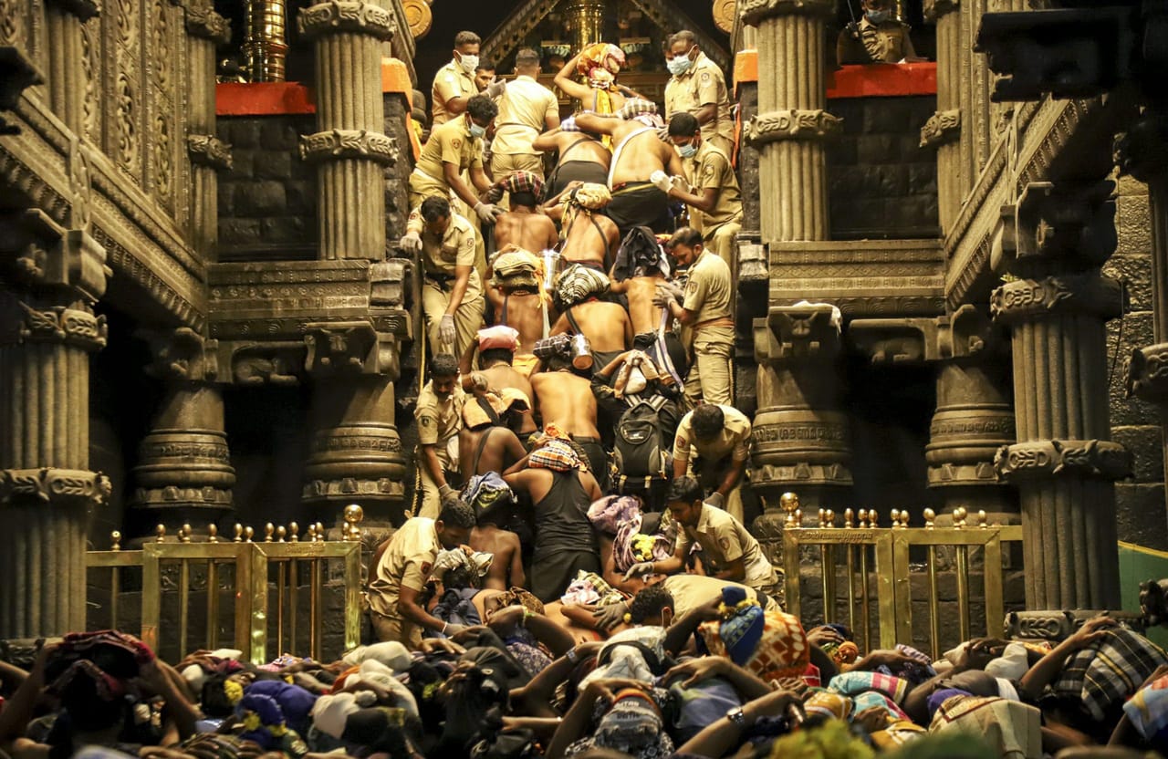 ശബരിമലയിൽ ഇന്ന് മകരവിളക്ക് മഹോത്സവം. ലക്ഷക്കണക്കിന് അയപ്പ ഭക്തന്മാരാണ് വ്രതംനോറ്റ് കാത്തിരുന്ന് മകരസംക്രമ പൂജയും മകരജ്യോതി ദര്ശനവും നടത്താൻ സനിധാനത്ത് എത്തുന്നത്. മകരവിളക്കിനായുള്ള എല്ലാ സജ്ജീകരണങ്ങളും തയ്യാറായതായി തിരുവിതാംകൂർ ദേവസ്വം ബോർഡ് പ്രസിഡന്റ് കെ ജയകുമാർ അറിയിച്ചിരുന്നു. (Image Credits: PTI)