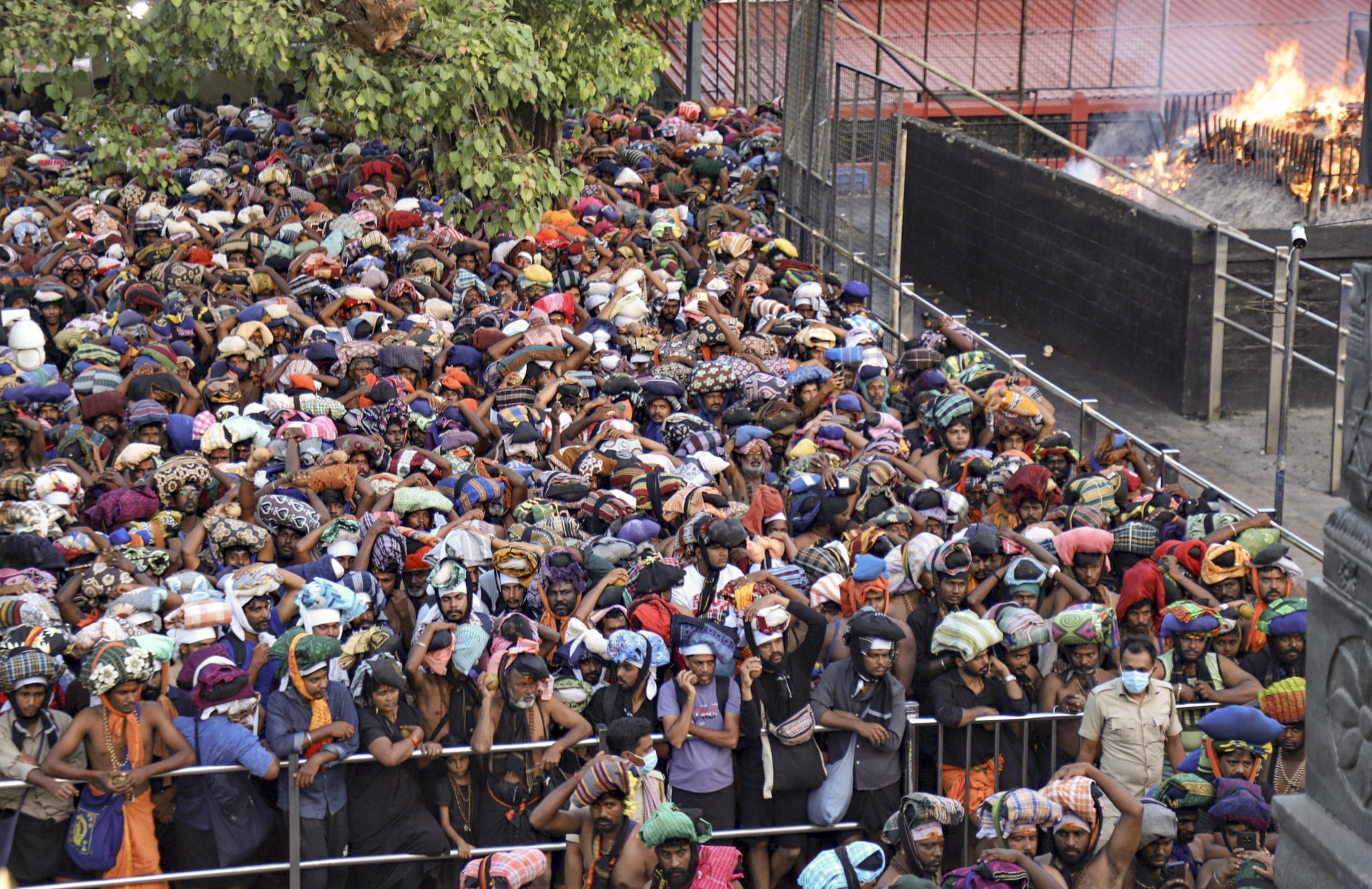 മകരവിളക്ക് മഹോത്സവത്തിനായി ശുദ്ധിക്രിയകൾ ഉൾപ്പെടെ സന്നിധാനത്ത് പൂർത്തിയായി. ഇന്ന് ഉച്ചയ്ക്ക് 2.50 നാണ് മകര സംക്രമ പൂജകൾക്ക് നട അടയ്ക്കുന്നത്. ഉച്ചകഴിഞ്ഞ് 3.08ന് സംക്രമാഭിഷേകം നടക്കും.
