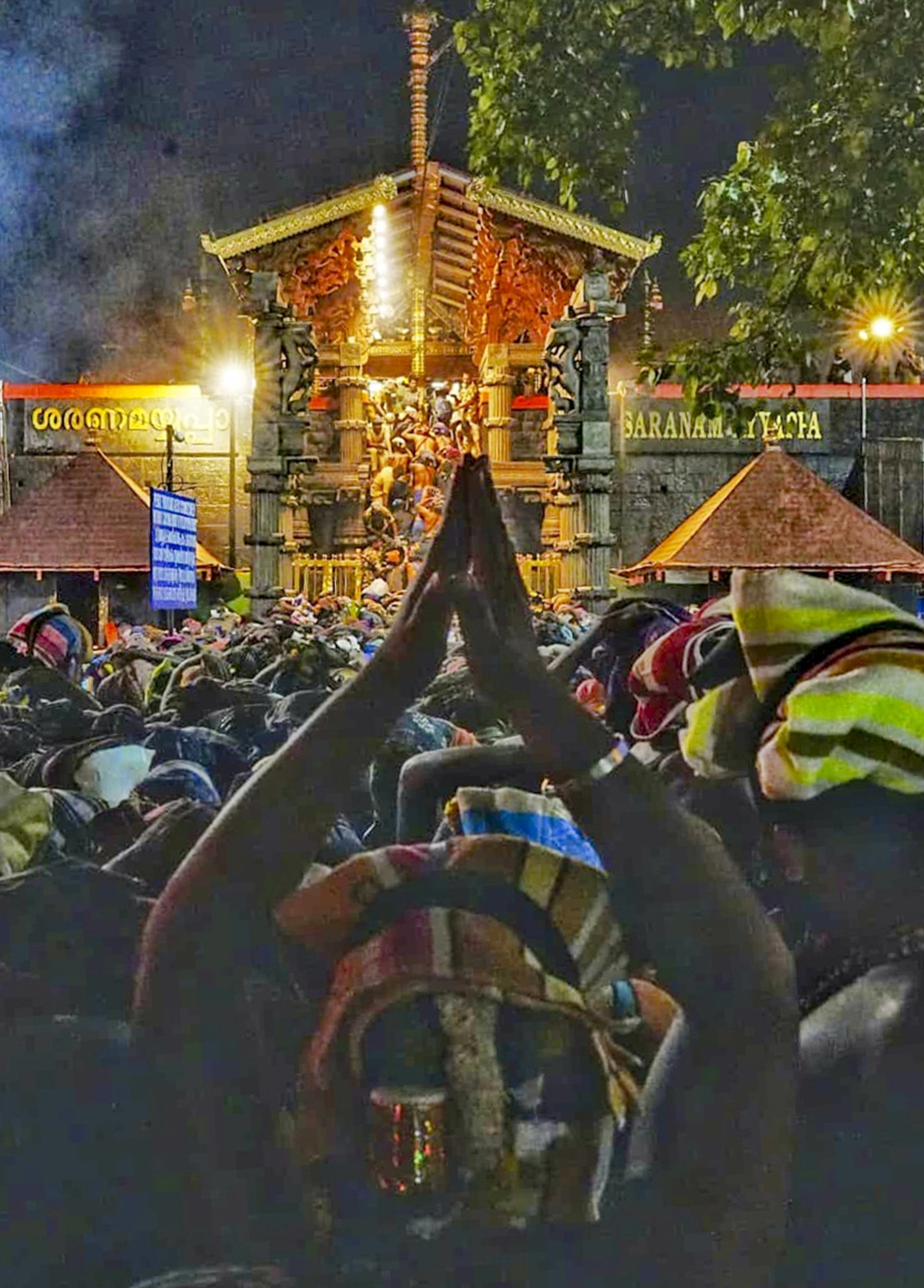 പന്തളം കൊട്ടാരത്തില്നിന്ന് കൊണ്ടുവരുന്ന തിരുവാഭരണം ഘോഷയാത്ര പരമ്പരാഗത പാതയിലൂടെ വൈകുന്നേരം അഞ്ചരയോടെ ശരംകുത്തിയിൽ എത്തിച്ചേരും. 6:20 ഓടെ ഘോഷയാത്ര സന്നിധാനത്ത് എത്തും. വൈകിട്ട് 6.40നാണ് ദീപാരാധന. ഈ സമയം പൊന്നമ്പലമേട്ടില് മകരവിളക്ക് തെളിക്കും.