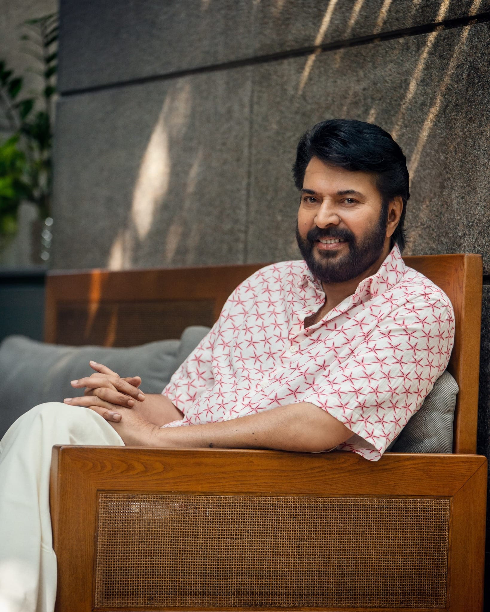 ഇതിനൊപ്പം എല്ലാവര്‍ക്കും റിപ്പബ്ലിക് ദിന ആശംസകളും താരം നേര്‍ന്നു. ഇതിനു പിന്നാലെ നിരവധി പേരാണ് മമ്മൂട്ടിയ്ക്ക് ആശംസകളുമായെത്തിയത്. അതേസമയം ഏറെനാളായി പത്മഭൂഷന്‍ പുരസ്‌കാരത്തിന് മമ്മൂട്ടിയുടെ പേര് സംസ്ഥാന സര്‍ക്കാര്‍ നിര്‍ദ്ദേശിക്കാറുണ്ടെങ്കിലും താരത്തെ തേടി പുരസ്‌കാരമെത്തുന്നത് ഇപ്പോള്‍ മാത്രമാണ്.
