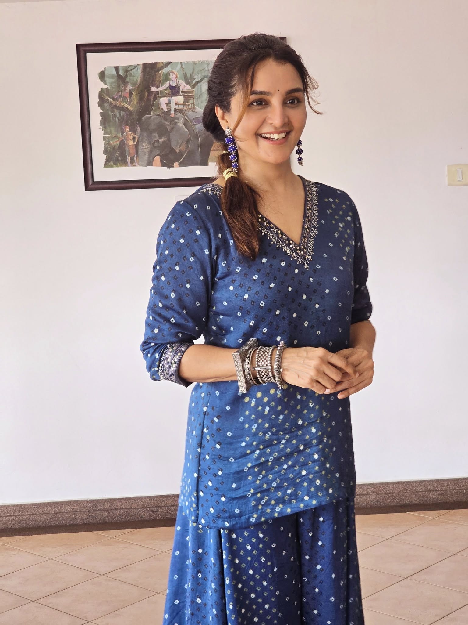 മലയാളികളുടെ പ്രിയ താരമാണ് നടി മഞ്ജു വാര്യർ. കഴിഞ്ഞ ദിവസം വനിത കമ്മീഷന്റെ 'പറന്നുയരാം കരുത്തോടെ' പരിപാടിയിൽ സംസാരിച്ച കാര്യങ്ങളാണ് ഇപ്പോൾ സോഷ്യൽ മീഡിയയിൽ ശ്രദ്ധ നേടുന്നത്. സ്വന്തം ജീവിതാനുഭവങ്ങളെക്കുറിച്ചും, അമ്മ സ്വയം സന്തോഷം കണ്ടെത്തി പ്രചോദനമായി മാറിയതിനെക്കുറിച്ചുമൊക്കെയായിരുന്നു താരം സാസാരിച്ചത്. (​Image Credits: Instagram)
