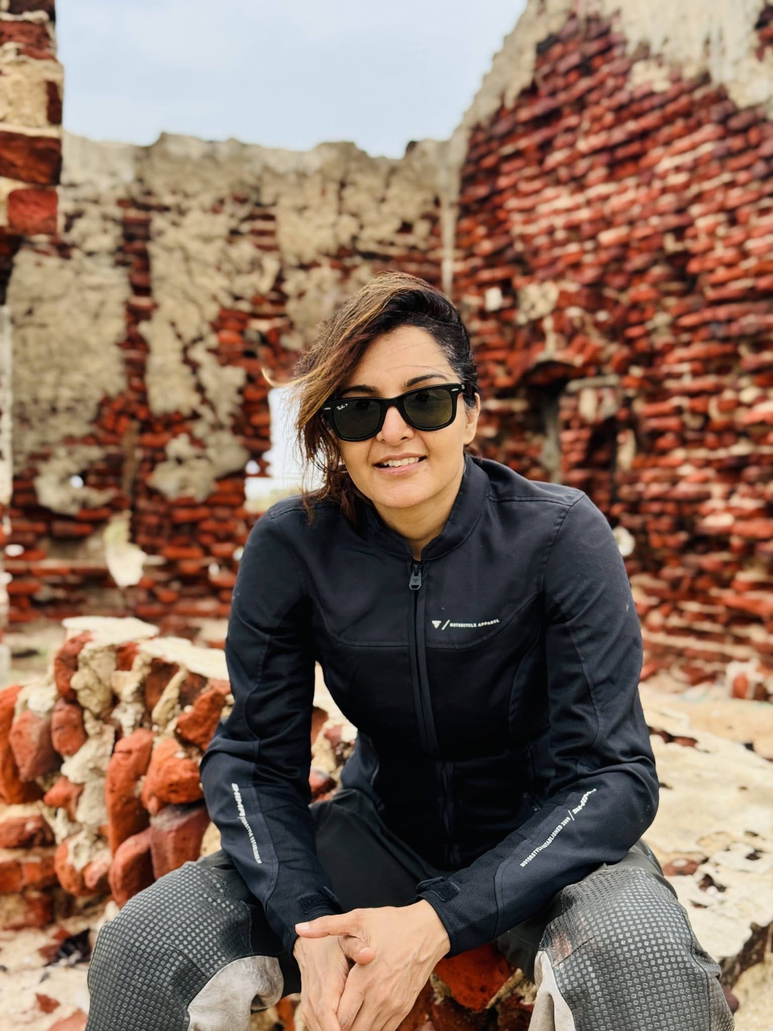 തനിക്ക് വലിയൊരു ഇന്‍സ്പിരേഷന്‍ കൂടിയാണ് അമ്മയെന്നും ബോബനേയും മോളിയേയും പോലെ അച്ഛനെയും അമ്മയേയും എപ്പോഴും ഒന്നിച്ചേ കാണാന്‍ പറ്റുമായിരുന്നുള്ളൂ. അച്ഛന്റെ മരണശേഷം അമ്മ അതെങ്ങനെ ഉള്‍ക്കൊള്ളുമെന്നോര്‍ത്ത് താനും ചേട്ടനും ടെന്‍ഷനടിച്ചിട്ടുണ്ടെന്നുമാണ് നടി പറയുന്നത്.
