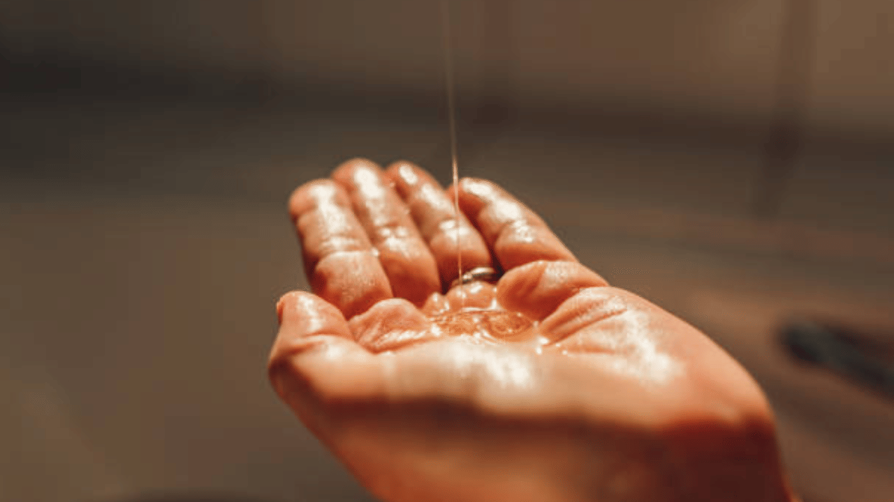 കുറഞ്ഞ വിലയ്ക്ക് ഇറക്കുമതി ചെയ്യുന്ന എണ്ണകളുടെ സ്വാധീനം വെളിച്ചെണ്ണ വില കുറയ്ക്കാൻ സമ്മർദ്ദം ചെലുത്തുന്നുണ്ട്. എന്നാൽ ആഗോളതലത്തിൽ വെളിച്ചെണ്ണയുടെ വ്യാവസായിക ആവശ്യകത വർദ്ധിക്കുന്നത് വില വീണ്ടും ഉയരാൻ കാരണമായേക്കാം. (Image Credit: Getty Image)