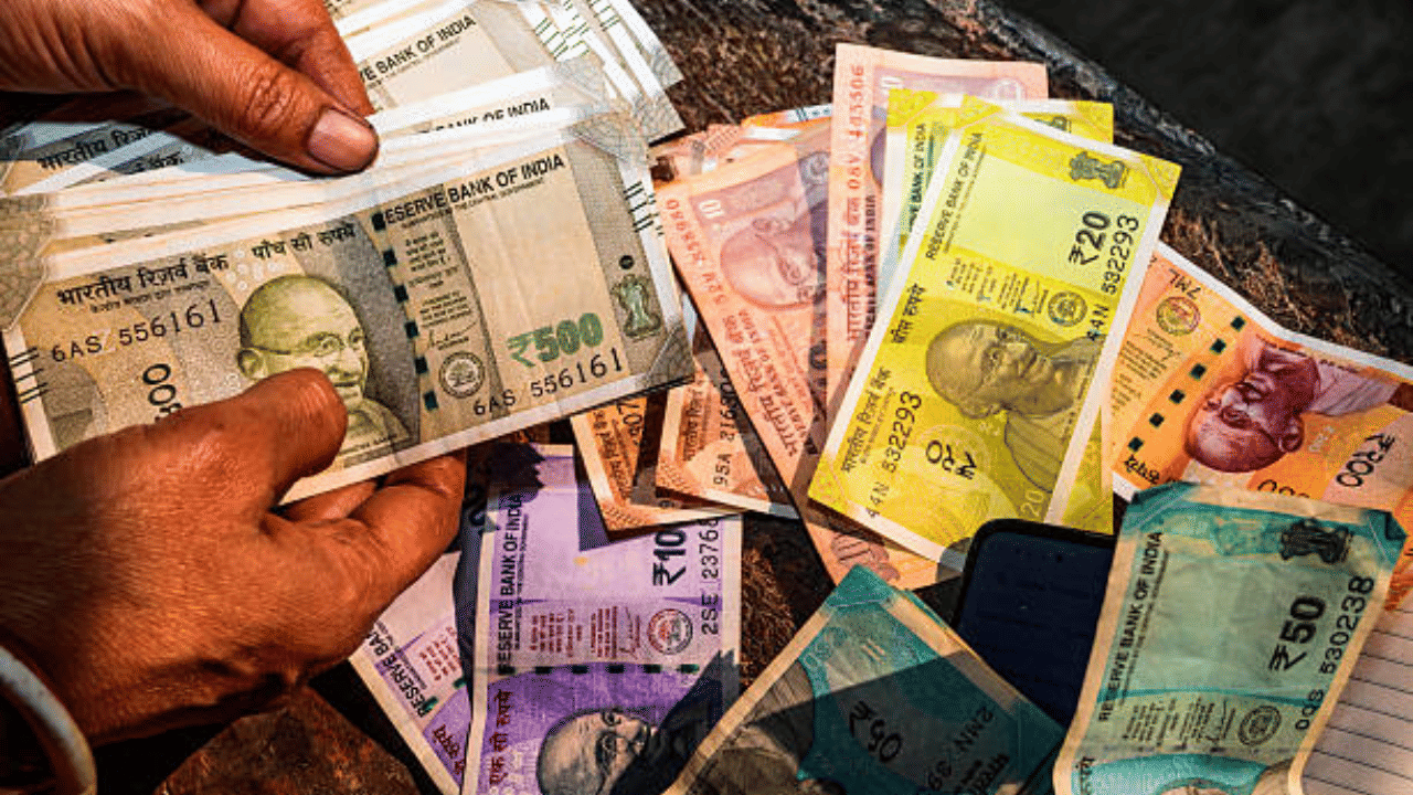 നിലവിൽ 50 ലക്ഷത്തോളം കേന്ദ്ര സർക്കാർ ജീവനക്കാരും 69 ലക്ഷത്തോളം പെൻഷൻകാരുമാണ് എട്ടാം ശമ്പള കമ്മീഷന്റെ ആനുകൂല്യങ്ങൾക്കായി കാത്തിരിക്കുന്നത്. 2025 ജനുവരിയിലാണ് എട്ടാം ശമ്പള കമ്മീഷൻ രൂപീകരിക്കുന്നതായി കേന്ദ്ര സർക്കാർ പ്രഖ്യാപിച്ചത്. കമ്മീഷൻ സമർപ്പിക്കുന്ന റിപ്പോർട്ടുകളുടെ അടിസ്ഥാനത്തിലായിരിക്കും അന്തിമ ശമ്പള വർദ്ധനവ് നിശ്ചയിക്കുന്നത്.