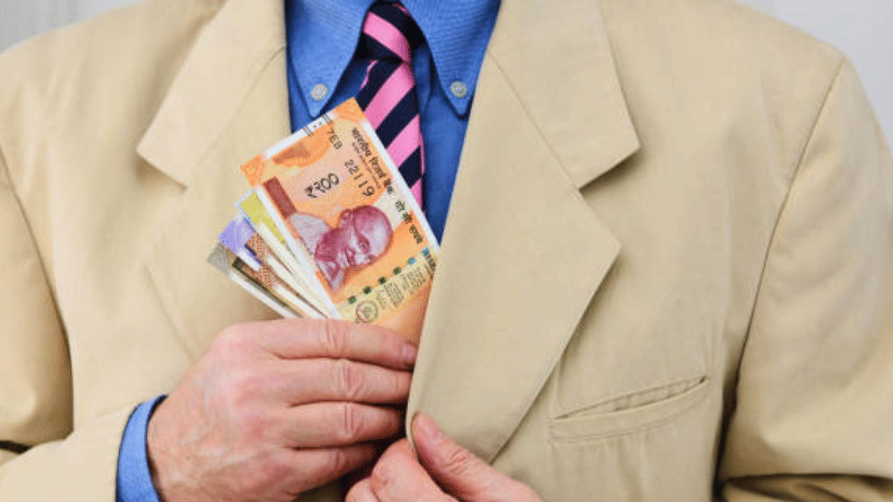 കേന്ദ്ര സർക്കാർ ജീവനക്കാരുടെയും പെൻഷൻകാരുടെയും പ്രധാന ആവശ്യമായ എട്ടാം ശമ്പള കമ്മീഷന്റെ നടപടികൾ പുരോഗമിക്കവെ, ജീവനക്കാരുടെ ശമ്പളത്തിൽ വൻ വർദ്ധനവ് ഉണ്ടായേക്കുമെന്ന് റിപ്പോർട്ടുകൾ. ജീവനക്കാരുടെ സംഘടനയായ ഫെഡറേഷൻ ഓഫ് നാഷണൽ പോസ്റ്റൽ ഓർഗനൈസേഷൻസ് സമർപ്പിച്ച നിർദ്ദേശങ്ങൾ പ്രകാരം, കുറഞ്ഞ അടിസ്ഥാന ശമ്പളം വലിയ തോതിൽ ഉയരാൻ സാധ്യതയുണ്ട്.