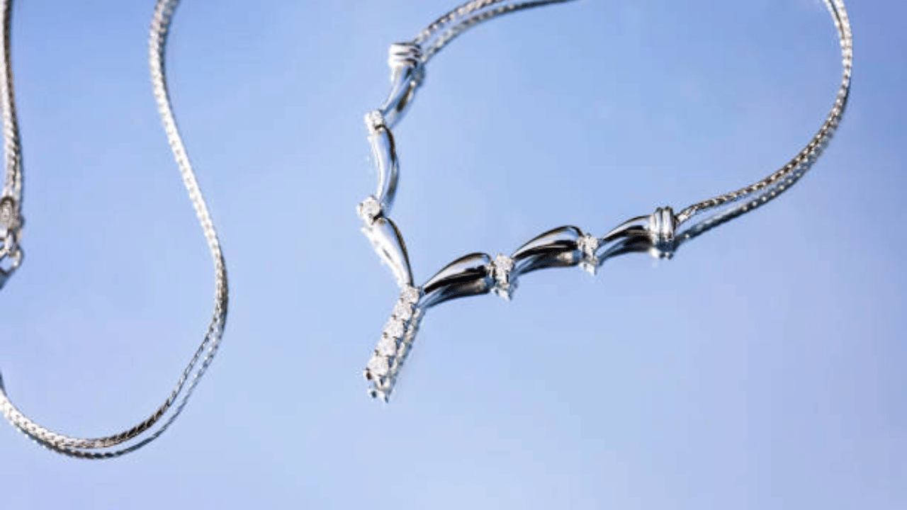 പ്ലാറ്റിനത്തിന് വ്യാവസായിക, വാണിജ്യ, നിക്ഷേപ മേഖലകളിൽ വലിയ ഡിമാൻഡുണ്ട്. ഹൈഡ്രജന് ഇന്ധന സെല്ലുകള്, നൂതന ഇലക്ട്രോണിക്സ്, മെഡിക്കല് ഉപകരണങ്ങള്, പരിസ്ഥിതി സൗഹൃദ ഓട്ടോമോട്ടീവ് സാങ്കേതികവിദ്യകള് പോലുള്ള ഭാവിയെ വ്യവസായങ്ങളിൽ പ്ലാറ്റിനം ഒരു പ്രധാന ഘടകമാണ്.