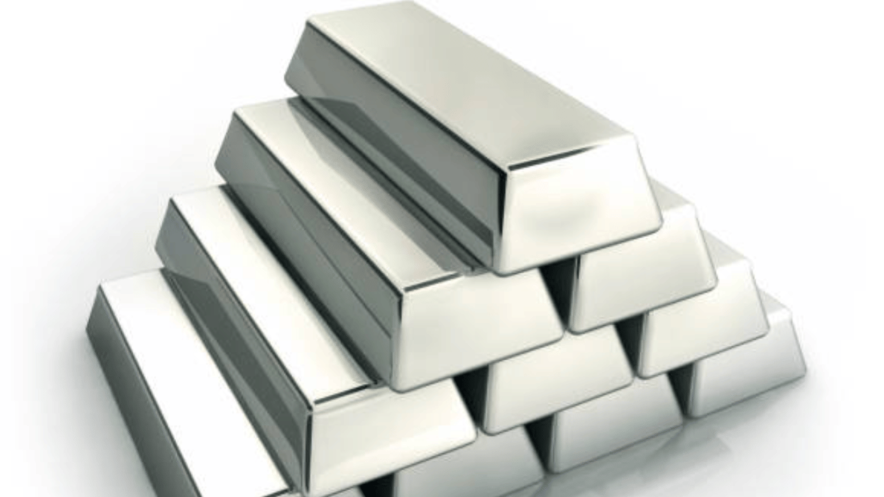 മലയാളികളുടെ പ്രിയപ്പെട്ട ലോഹങ്ങളായ സ്വർണവും വെള്ളിയും പിടിതരാതെ കുതിക്കുകയാണ്. സ്വർണം ഒരു ലക്ഷം കടന്നും വെള്ളി മൂന്ന് ലക്ഷം കടന്നും മലയാളികളുടെ നെഞ്ചിടിപ്പ് കൂട്ടിയിട്ട് ദിവസങ്ങളേറെ ആയി. എന്നാൽ സ്വ‌ർണത്തെയും വെള്ളിയേയും പിന്നിലാക്കി കുതിക്കുന്ന മറ്റൊരു ലോഹമുണ്ടെന്ന് അറിയാമോ?
