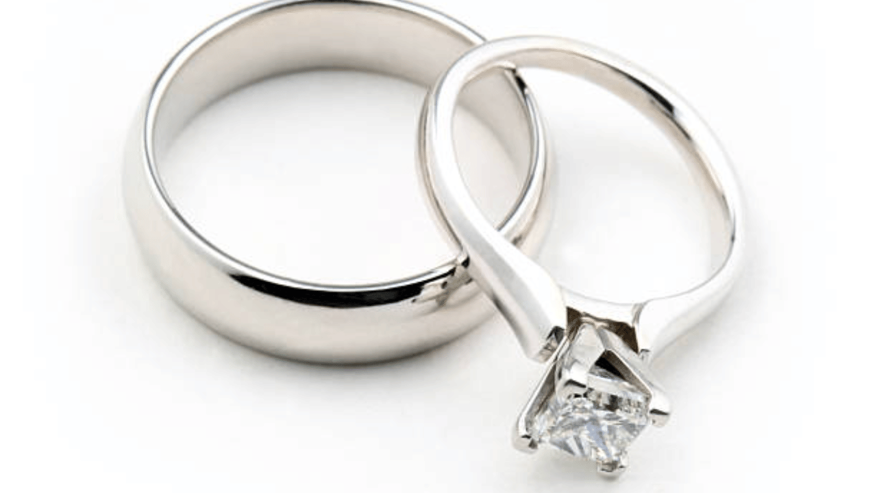 ഈട്, സ്വാഭാവിക വെളുത്ത തിളക്കം എന്നിവ കാരണം ആഭരണമേഖലയിലും പ്ലാറ്റിനത്തിന് ഉയർന്ന മൂല്യമുണ്ട്. മോതിരങ്ങള്, മാലകള്, വാച്ചുകള് തുടങ്ങി നിരവധി പ്ലാറ്റിനം ആഭരണങ്ങൾക്ക് ആവശ്യക്കാർ ഏറെയാണ്. ഇത്തരത്തിലുള്ള ഉയർന്ന ഡിമാൻഡും പരിമിതമായ വിതരണവുമാണ് പ്ലാറ്റിനത്തിന്റെ വില ഉയർത്തുന്നത്. (Image Credit: Getty Images)