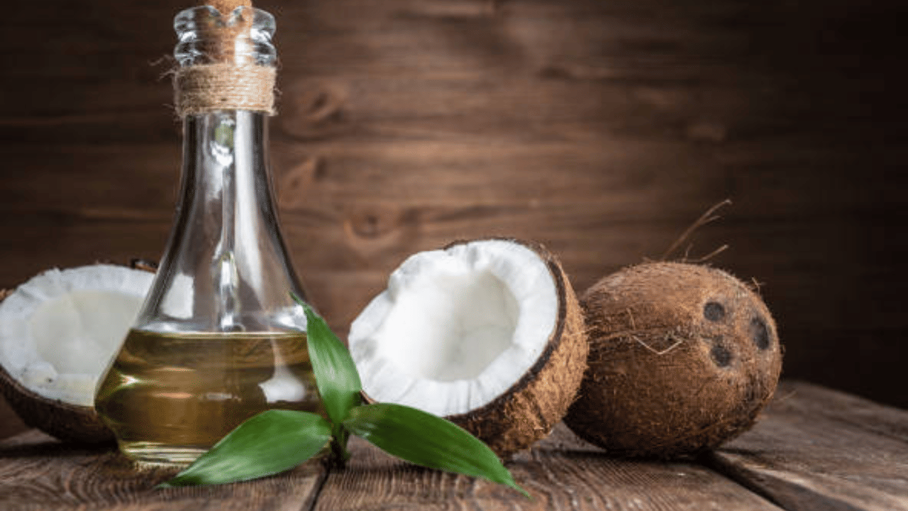 മലയാളികൾക്ക് ഇരുട്ടടി നൽകി സംസ്ഥാനത്ത് വെളിച്ചെണ്ണ വില ഉയരുന്നു. മുന്നൂറായി താഴ്ന്ന വെളിച്ചെണ്ണ വില നാനൂറ് കടക്കുകയാണ്. വരുദിവസങ്ങളിൽ വില കുതിക്കുമെന്നും 700 വരെ എത്തിയേക്കാമെന്നും റിപ്പോർട്ടുണ്ട്. തമിഴ്നാട് ലോബികളുടെ നീക്കമാണ് തിരിച്ചടിയായത്. 
