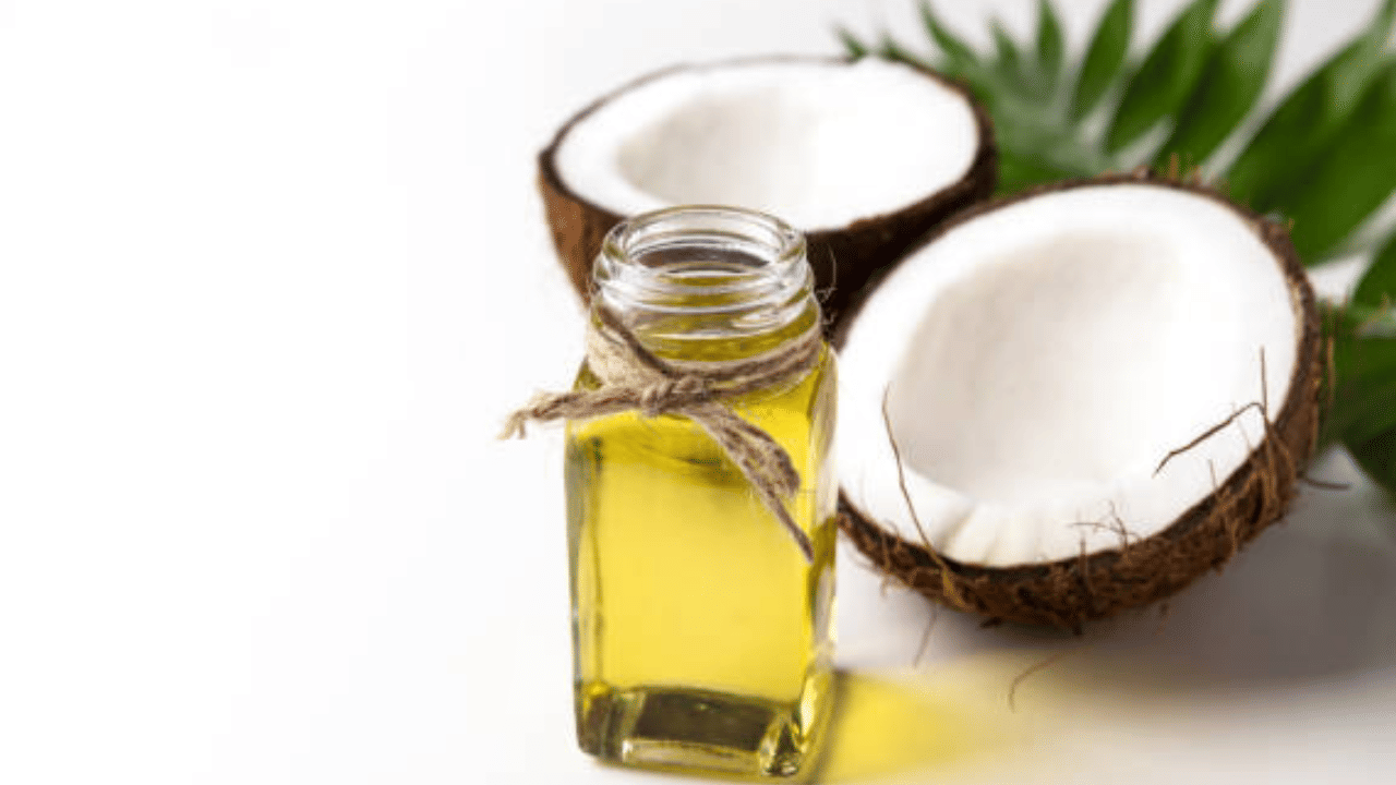 കൊപ്രയുടെ വലിയ ശേഖരം പൂഴ്ത്തി വച്ച് കൃത്രിമക്ഷാമമുണ്ടാക്കാൻ തമിഴ്നാട് ലോബികൾ ശ്രമിക്കുന്നുണ്ടെന്നാണ് വിവരം. ഗോഡൗണുകളിൽ കൊപ്ര പൂഴ്ത്തിവച്ച് കൃത്രിമമായി ക്ഷാമമുണ്ടാക്കി കൊള്ളവിലയ്ക്ക് വിൽക്കാനാണ് നീക്കം.
