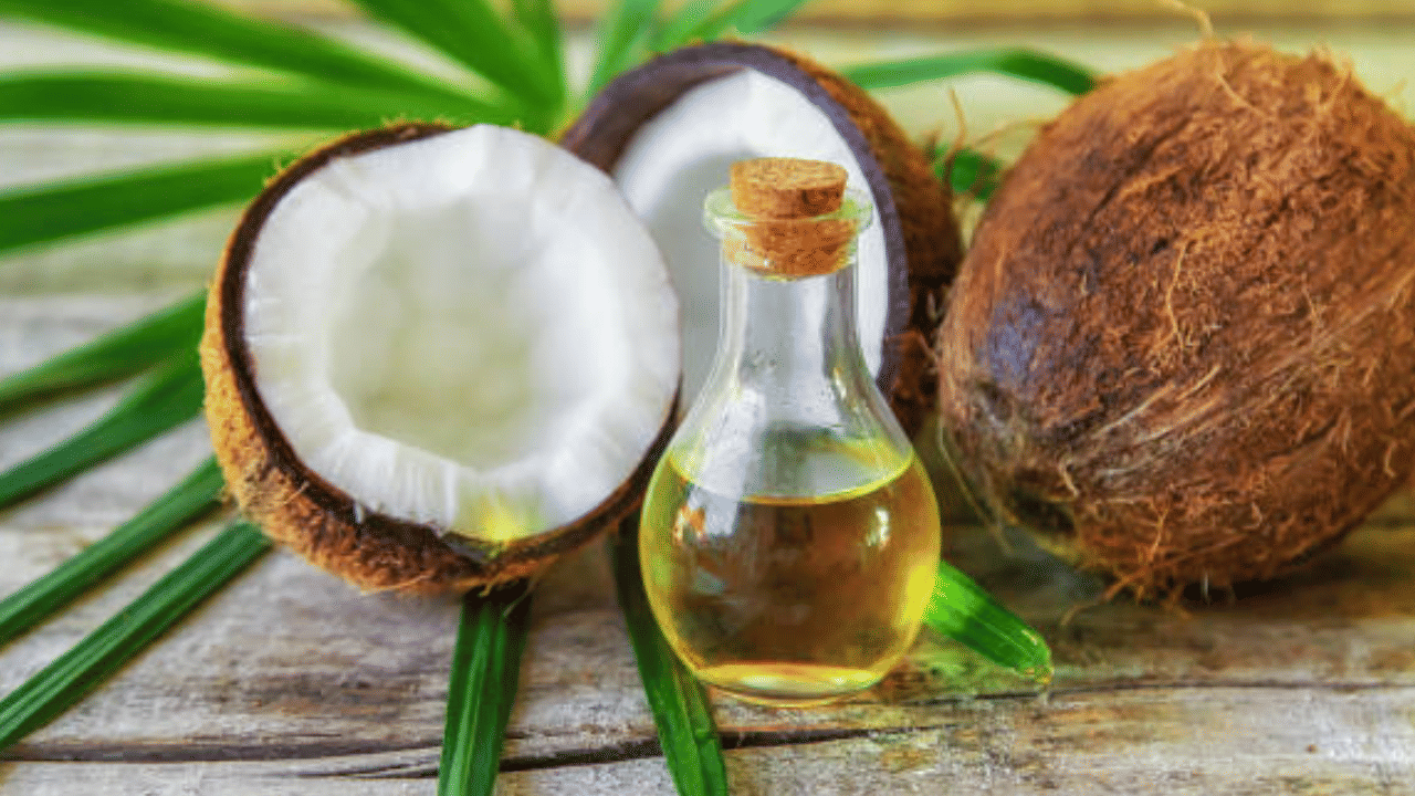 താൽകാലിക ആശ്വാസത്തിന് അറുതി വരുത്തി സംസ്ഥാനത്ത് വെളിച്ചെണ്ണ, തേങ്ങ വില ഉയരുകയാണ്. ഓണക്കാലത്ത് അഞ്ഞൂറ് കടന്ന വെളിച്ചെണ്ണ വില മുന്നൂറായി താഴ്ന്ന് മലയാളികൾക്ക് പ്രതീക്ഷ നൽകിയെങ്കിലും ജനുവരിയിൽ വില വീണ്ടും ഉയരുകയാണെന്ന് റിപ്പോർട്ടുകൾ.
