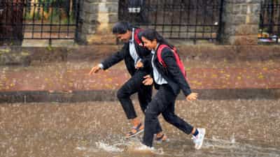 Oman Rain Alert: വരും മണിക്കൂറുകളില്‍ മഴ തകര്‍ക്കും, വാഹനയാത്രക്കാര്‍ക്ക് ജാഗ്രതാ നിര്‍ദ്ദേശം നല്‍കി ഒമാന്‍ പോലീസ്