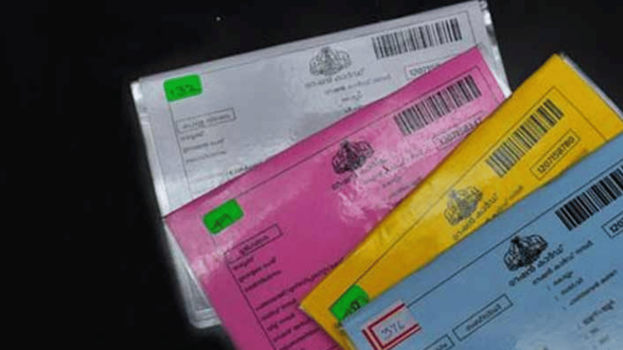 സംസ്ഥാനത്ത് റേഷൻ ഉപ​ഭോക്താക്കൾക്ക് നാല് വ്യത്യസ്ത നിറങ്ങളിലുള്ള റേഷൻ കാർഡുകളാണ് നൽകിയിട്ടുള്ളത്. വരുമാനത്തിനനുസരിച്ച് മഞ്ഞ, പിങ്ക്, നീല, വെള്ള നിറത്തിലാണ് റേഷൻ കാർഡ് നൽകുന്നത്. എന്നാൽ ഇവ തമ്മിൽ എന്ത് വ്യത്യാസമാണ് ഉള്ളതെന്ന് അറിയാമോ? പരിശോധിക്കാം....
