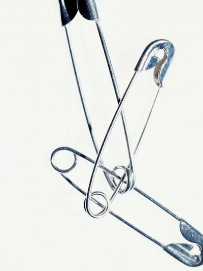 സേഫ്റ്റി പിന്നിൽ ദ്വാരം എന്തിന്?