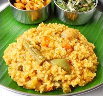 സാമ്പാർ സാദം മറ്റൊരു വിഭവമാണ്. ചോറു കലർത്തിയ സാമ്പാർ തന്നെ സംഭവും. സ്വാദിൽ മികച്ചവയാണ് തമിഴ്‌നാട്ടിലെ സാമ്പാർ സാദം . ദക്ഷിണേന്ത്യൻ വിഭവങ്ങളിൽ പ്രധാനപ്പെട്ട ഒരു വിഭവമാണ് തൈര് സാദം. തൈരും ചോറും ചേർത്തുണ്ടാക്കുന്ന ഇത് വയറിനും നല്ലതാണ്.
