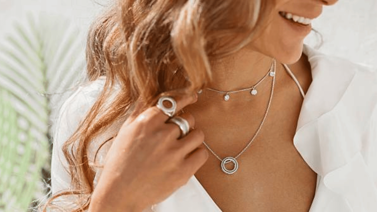 Silver: വെള്ളിയുടെ ഭാവി എന്ത്? കൂടുതൽ നിക്ഷേപിക്കണോ സ്വർണ്ണത്തിലേക്ക് മാറണോ?