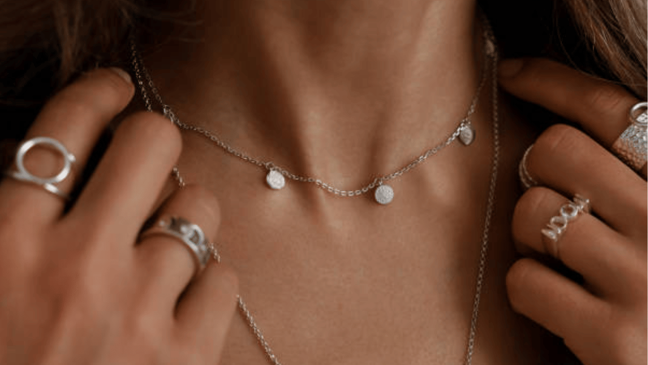 വ്യവസായ മേഖലയിലെ വർദ്ധിച്ച ആവശ്യവും വിതരണത്തിലെ കുറവുമാണ് മറ്റൊരു കാരണം. വെള്ളിയുടെ ഖനനം കുറയുകയും എന്നാൽ ആവശ്യക്കാരുടെ എണ്ണം കൂടുകയും ചെയ്യുന്നത് വിലക്കയറ്റത്തിന് വഴിയൊരുക്കുന്നു. മെക്സിക്കോ, പെറു തുടങ്ങിയ പ്രധാന ഖനന രാജ്യങ്ങളിലെ ഉൽപാദന തടസ്സങ്ങളും വിലയെ ബാധിക്കാറുണ്ട്. (Image Credit: Getty Images)