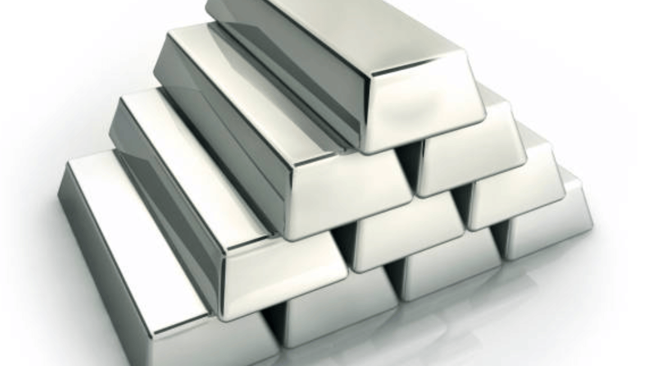 മലയാളികളുടെ പ്രിയപ്പെട്ട ലോഹങ്ങളാണ് സ്വർണവും വെള്ളിയും. സ്വർണം ഒന്നേക്കാൽ ലക്ഷത്തിലേക്ക് കുതിക്കുമ്പോൾ താനും ഒട്ടുംപിന്നിലല്ലെന്ന് തെളിയിക്കുകയാണ് വെള്ളിയും. ഒരു കിലോ വെള്ളി നാല് ലക്ഷത്തിലേക്ക് കടക്കുകയാണ്. നിലവിൽ കേരളത്തിൽ വെള്ളിയുടെ വില  ഗ്രാമിന് 360.10 രൂപയും കിലോഗ്രാമിന് 3,60,100 രൂപയുമാണ്.
