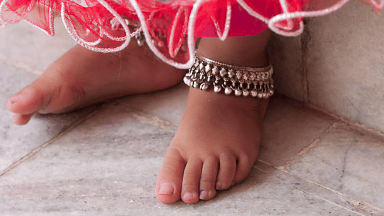 ജിഎസ്ടി ഉൾപ്പെടെ കുട്ടികൾക്ക് ഒരു ജോടി പാദസരം വാങ്ങണമെങ്കിൽ ഏകദേശം 4,500 - 8,500 രൂപ വരെ ചെലവാകും. 80 - 150 ഗ്രാമിന് 34,000 - 65,000 രൂപ വരെ നൽകേണ്ടി വരും. പണിക്കൂലി ഓരോ ജ്വല്ലറിയിലും ഡിസൈനിന്റെ പ്രത്യേകത അനുസരിച്ചും വ്യത്യാസപ്പെടാം.
