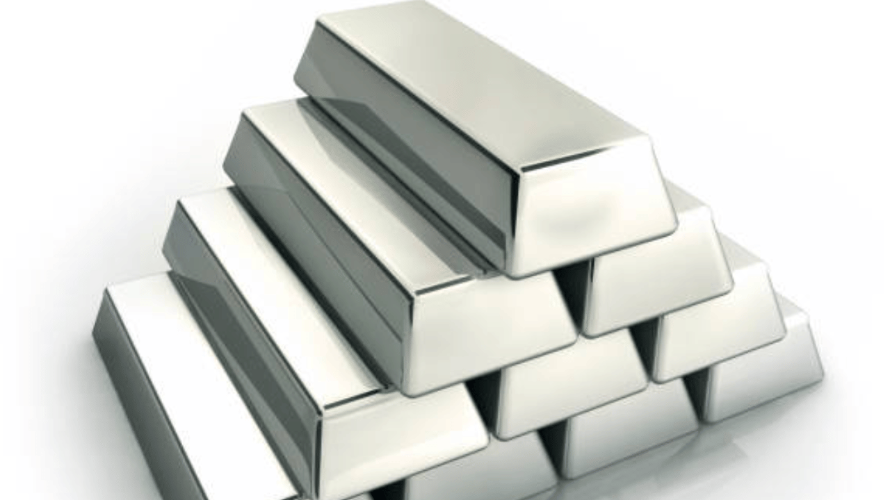 വില ഉയർന്നുനിന്ന സമയത്ത് നിക്ഷേപിച്ചവർ വലിയ തോതിൽ വെള്ളി വിറ്റൊഴിവാക്കി ലാഭമെടുത്തതാണ് മറ്റൊരു കാരണം. വെള്ളി വിലയിൽ ഉണ്ടായ ഈ വലിയ തിരുത്തൽ പുതിയ നിക്ഷേപകർക്ക് ഒരു നല്ല അവസരമാണെന്ന് വിദ​ഗ്ധർ പറയുന്നു. കുറഞ്ഞ വിലയിൽ വെള്ളി വാങ്ങി സൂക്ഷിക്കുന്നത് ദീർഘകാലാടിസ്ഥാനത്തിൽ ലാഭം നൽകിയേക്കാം. (Image Credit: Getty Images)
