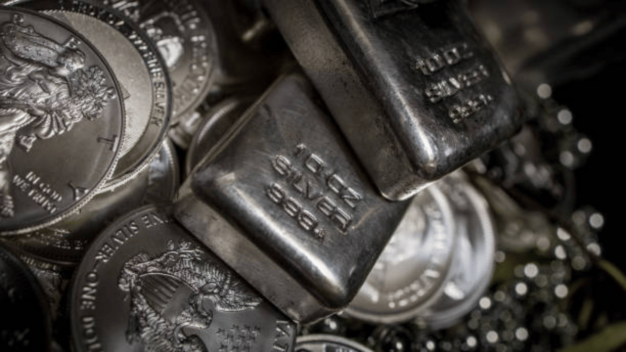 ആഗോളതലത്തിൽ അമേരിക്കൻ ഡോളർ കരുത്താർജ്ജിച്ചതും നിക്ഷേപകർ കൂട്ടത്തോടെ ലാഭം എടുത്തതുമാണ് വിലയിടിവിന് പ്രധാന കാരണം. വ്യവസായ ആവശ്യങ്ങൾക്കായി വെള്ളി ധാരാളമായി ഉപയോഗിക്കുന്നുണ്ട്. എന്നാൽ ആഗോളതലത്തിൽ ഉൽപ്പാദന മേഖലയിലുണ്ടായ മാന്ദ്യം വെള്ളിയുടെ ആവശ്യകത കുറച്ചു.
