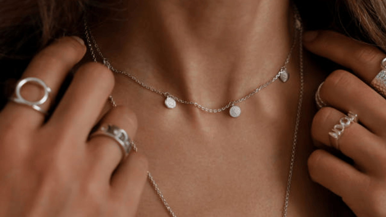 4 ലക്ഷം രൂപ മറികടന്ന വെള്ളി വില 3 ലക്ഷം രൂപയ്ക്ക് താഴെ പോയി. എം സി എക്‌സിൽ വെള്ളിയുടെ മാർച്ച് ഫ്യുച്ചേഴ്സ് 25 ശതമാനത്തിന്റെ നഷ്ടത്തിൽ അഥവാ 91973 രൂപയുടെ നഷ്ടത്തിൽ 291925 എന്ന നിലവാരത്തിലാണ് വ്യാപാരം അവസാനിപ്പിച്ചത്.  1980-കൾക്ക് ശേഷമുള്ള ഏറ്റവും വലിയ ഒറ്റദിവസത്തെ തകർച്ചയാണ് രേഖപ്പെടുത്തിയത്.
