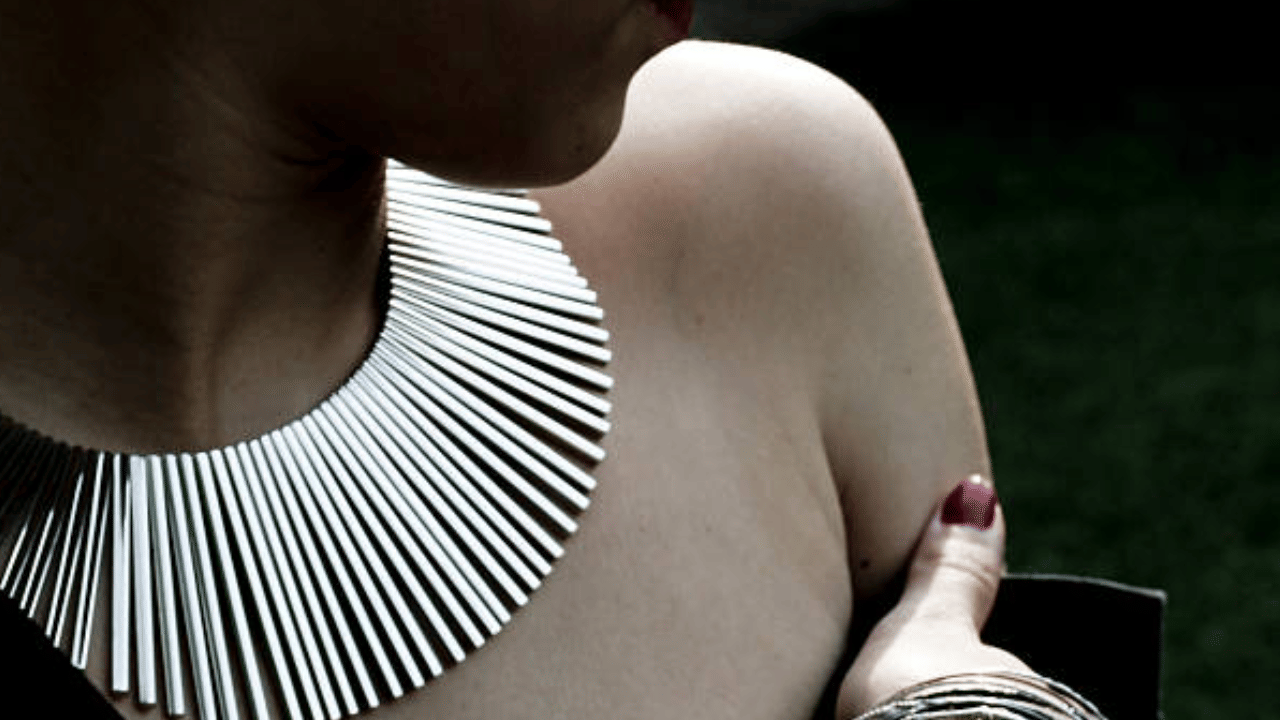 മലയാളികളുടെ പ്രിയപ്പെട്ട രണ്ട് ലോഹങ്ങളാണ് സ്വർണവും വെള്ളിയും. കഴിഞ്ഞ ദിവസങ്ങളിലാണ് സ്വർണവും വെള്ളിയും റെക്കോർഡുകൾ തകർത്താണ് മുന്നേറുന്നത്. സ്വർണം ഒന്നേക്കാൽ ലക്ഷം കടന്നപ്പോൾ വെള്ളി നാല് ലക്ഷവും പിന്നിട്ടു. എന്നാൽ ഇപ്പോൾ വില വീണ്ടും താഴ്ന്നിരിക്കുകയാണ്.
