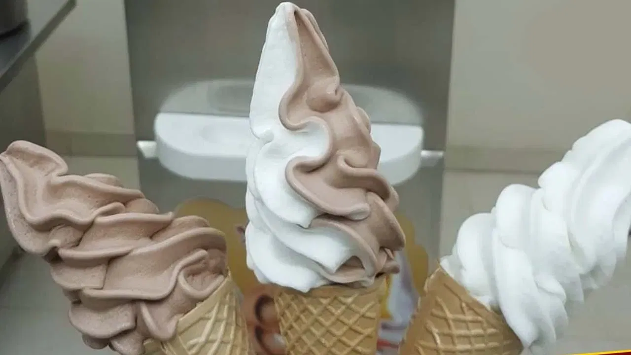 ഇന്നത്തെ ഇറാൻ ആണ് ഐസ്‌ക്രീമിന്റെ ചരിത്രത്തിന് അടിത്തറയിട്ടത്. മരുഭൂമിയിലെ ചൂടിനെ പ്രതിരോധിക്കാൻ 'യാഖ്‌ചാൽ' എന്നറിയപ്പെടുന്ന കല്ലുകൂടങ്ങൾ നിർമ്മിച്ച് അവർ വർഷം മുഴുവൻ ഐസ് ശേഖരിക്കുകയും അതിൽ തേനും സിറപ്പുകളും ഒഴിച്ച് മധുരപലഹാരങ്ങൾ ഉണ്ടാക്കുകയും ചെയ്തിരുന്നു.