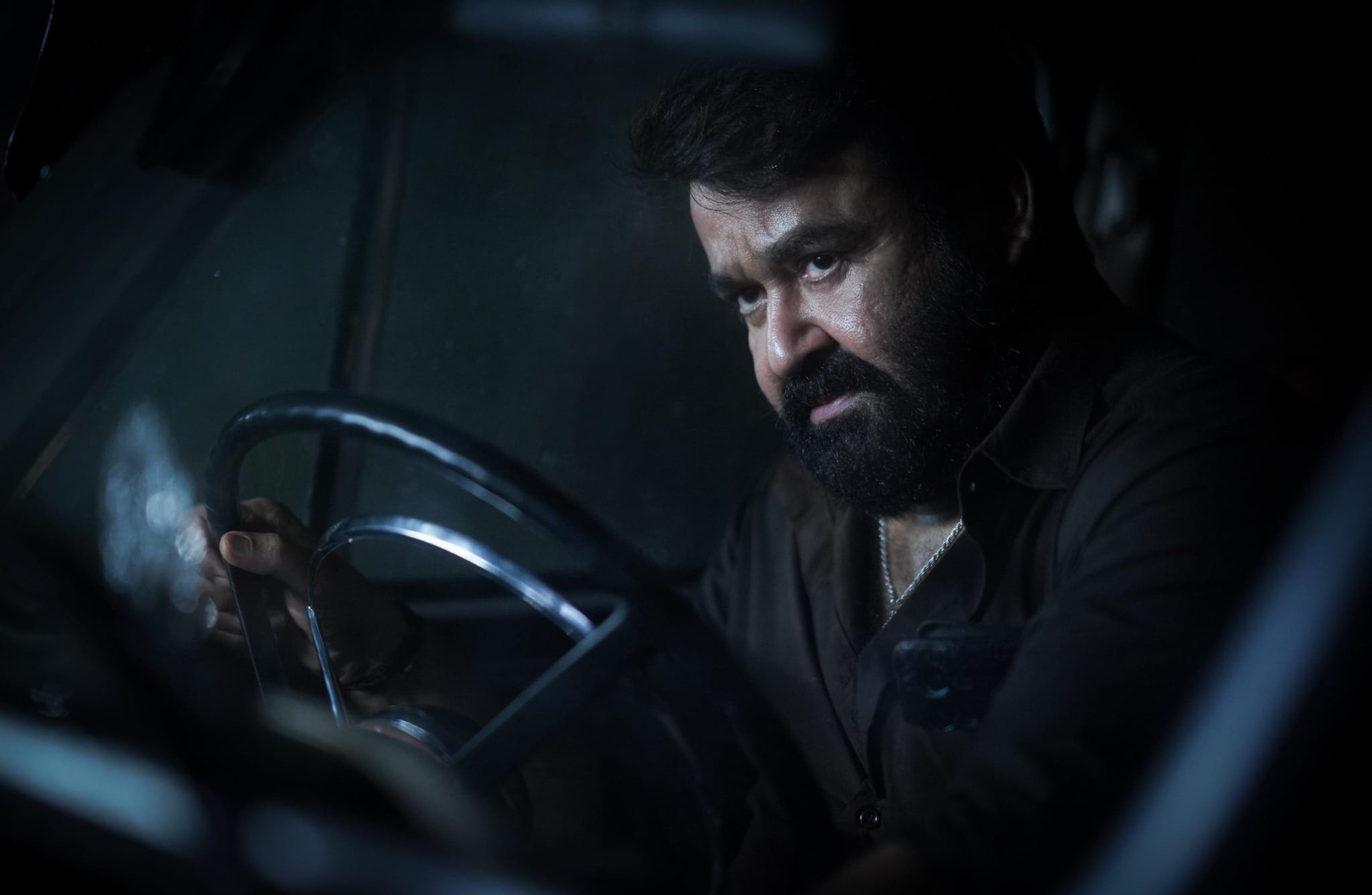 ഒടിയൻ സിനിമയ്ക്ക് വേണ്ടി മോഹൻലാൽ ബോട്ടോക്സ് ചികിത്സയ്ക്ക് വിധേയമായിട്ടുണ്ടെന്നും, അതിന് ശേഷം താടിയുടെ ഭാഗത്തെ പേശികളിൽ വലിയ മാറ്റം സോഷ്യൽ മീഡിയയിൽ നിരവധി പേർ വിമർശനമായി ഉന്നയിച്ചിരുന്നത്. അതുകൊണ്ട് മോഹൻലാലിന് ഇനി താടിയില്ലാതെ സിനിമയിൽ അഭനയിക്കാൻ സാധിക്കില്ലെന്നായിരുന്നു പലരുടെയും അവകാശവാദം. 