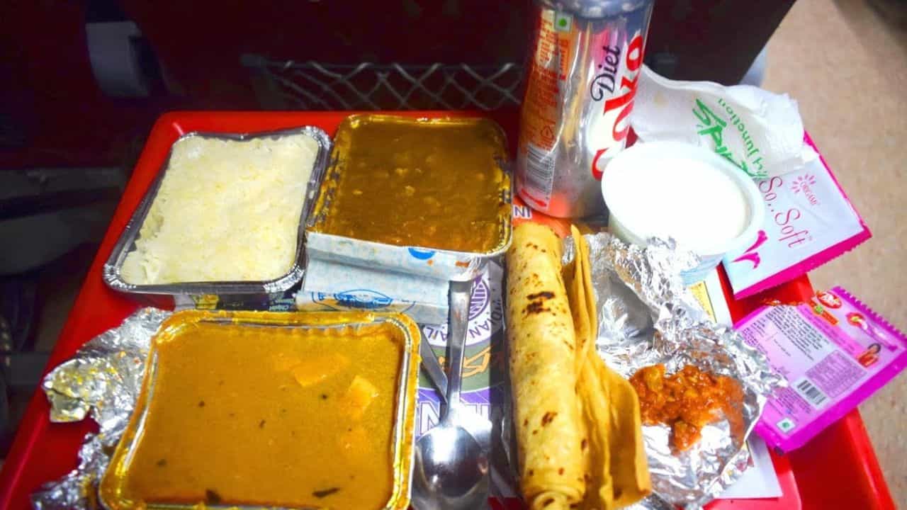 IRCTC Free Food: ട്രെയിൻ വൈകിയോ... റെയിൽവേയുടെ ഭക്ഷണം നിങ്ങൾക്ക് സൗജന്യമായി ലഭിക്കും; ഇതറിയാമോ