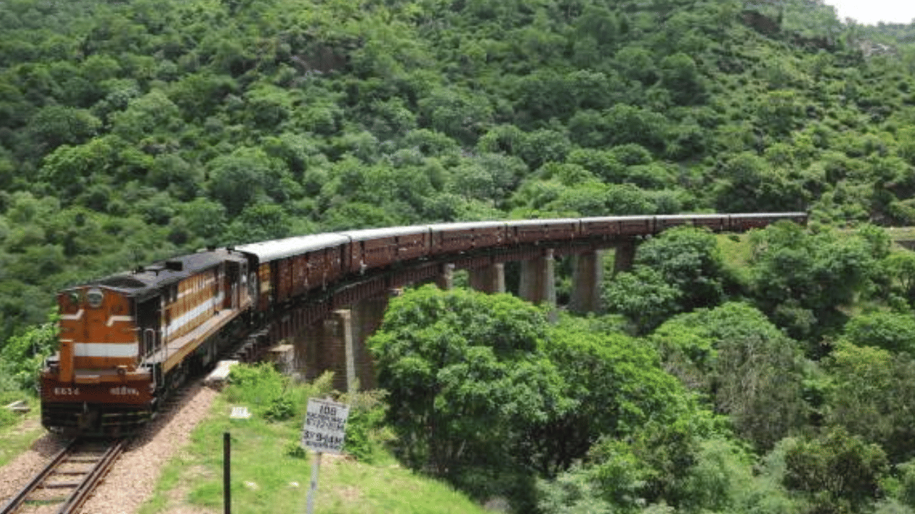 Train Service: വേണാട് മാത്രമല്ല, ജോലിക്ക് പോകുന്നവർക്ക് ഈ ട്രെയിനുകളും സഹായകം
