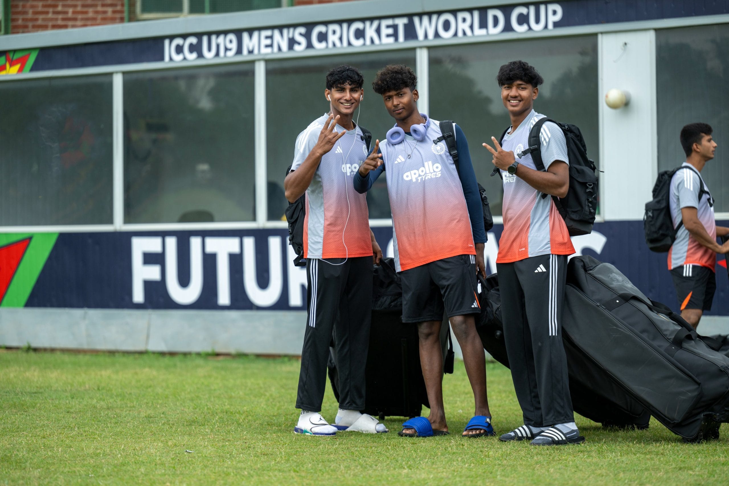 അണ്ടർ 19 ലോകകപ്പിന് ഇന്ന് തുടക്കം. സിംബാബ്‌വെയും നമീബിയയും ചേർന്നാണ് ലോകകപ്പിന് ആതിഥേയത്വം വഹിക്കുന്നത്. ജനുവരി 15ന് ആരംഭിക്കുന്ന അണ്ടർ 19 ലോകകപ്പ് ഫെബ്രുവരി ആറിന് അവസാനിക്കും. ആകെ 16 ടീമുകളാണ് നാല് ഗ്രൂപ്പുകളിലായി ഏറ്റുമുട്ടുക.
