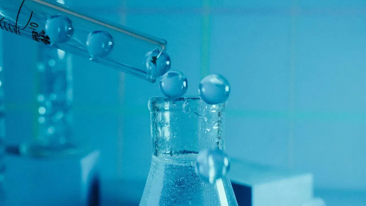 മരണത്തെ അതിജീവിക്കാനുള്ള മനുഷ്യന്റെ തീവ്രമായ ആഗ്രഹത്തിൽ നിന്നും ഉടലെടുത്ത ക്രിയോണിക്സ് എന്ന ശാസ്ത്രീയ രീതി ഇന്ന് ലോകമെമ്പാടും വലിയ ചർച്ചകൾക്ക് വഴിമാറുകയാണ്. മരണശേഷം ശരീരം അതിശൈത്യത്തിൽ സംരക്ഷിക്കുകയും, ഭാവിയിലെ നൂതന സാങ്കേതികവിദ്യയുടെ സഹായത്തോടെ പുനർജീവിപ്പിക്കുകയും ചെയ്യുക എന്നതാണ് ഇതിന്റെ ലക്ഷ്യം.