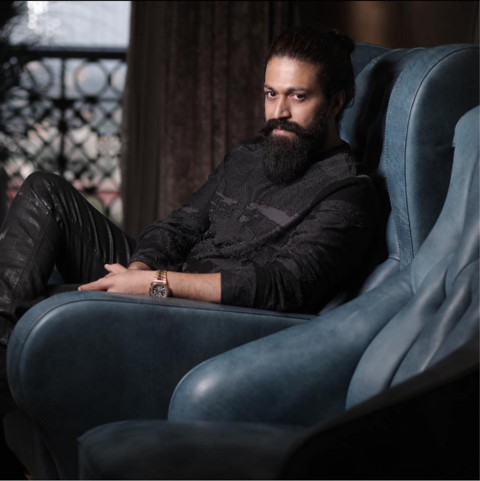 കഴിഞ്ഞ ദിവസം ചിത്രത്തിന്റെ ടീസർ പുറത്തിറങ്ങിയിരുന്നു.ഇതിനു പിന്നാലെ വലിയ വിവാദങ്ങളാണ് ഇതുമായി ബന്ധപ്പെട്ട് ഉയർന്നത്. ഇപ്പോഴിതാ ചിത്രത്തിനു വേണ്ടി താരങ്ങൾ വാങ്ങുന്ന പ്രതിഫലമാണ് ഇപ്പോൾ ചർച്ചയാകുന്നത്.
