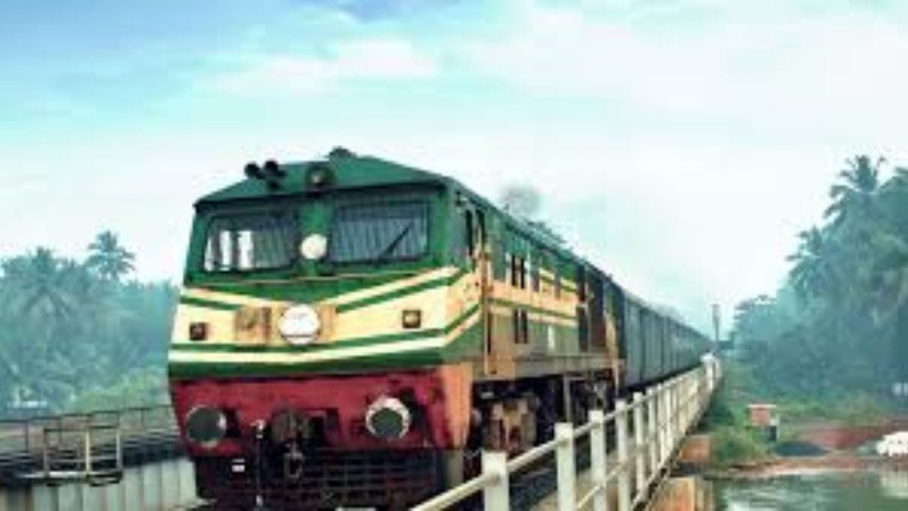 യാദൃശ്ചികമായി ട്രെയിൻ ടിക്കറ്റ് നഷ്ടപ്പെട്ടിട്ടുണ്ടോ? പേടിക്കേണ്ട ചില നിയമങ്ങൾ അറിഞ്ഞിരുന്നാൽ മതി. ടിക്കറ്റില്ലാതെ യാത്ര ചെയ്യുന്ന സാഹചര്യം ഉണ്ടായാൽ പോലും യാത്രക്കാരനെ ശകാരിക്കാനോ പരസ്യമായി അപമാനിക്കാനോ ഉദ്യോഗസ്ഥർക്ക് അധികാരമില്ല; ഓരോ യാത്രക്കാരനോടും മാന്യമായി പെരുമാറാൻ ടി.ടി.ഇ ബാധ്യസ്ഥനാണ്.