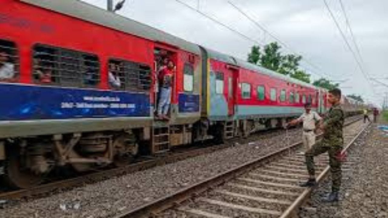 സ്ത്രീകൾ, മുതിർന്ന പൗരന്മാർ, രോഗികൾ എന്നിവരോട് കൂടുതൽ സഹിഷ്ണുതയോടെയും കരുണയോടെയും ഇടപെടണമെന്ന് റെയിൽവേയുടെ കർശന നിർദ്ദേശമുണ്ട്.