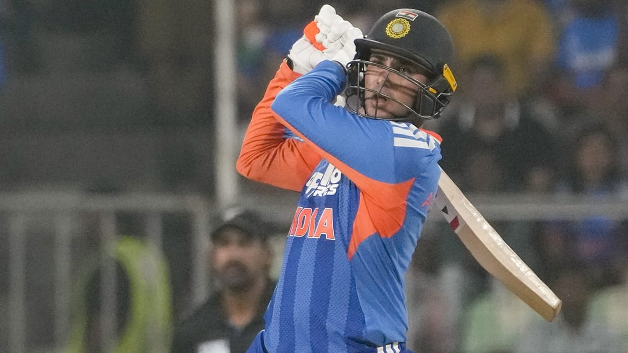 പിന്നാലെ വയറിലെ അസ്വസ്ഥ വഷളായി. കടുത്ത പനിയും ബാധിച്ചെന്നാണ് റിപ്പോര്‍ട്ട്. ഡല്‍ഹിയില്‍ എത്തിയപ്പോഴേക്കും ആരോഗ്യനില പിന്നെയും മോശമായി (Image Credits: PTI).