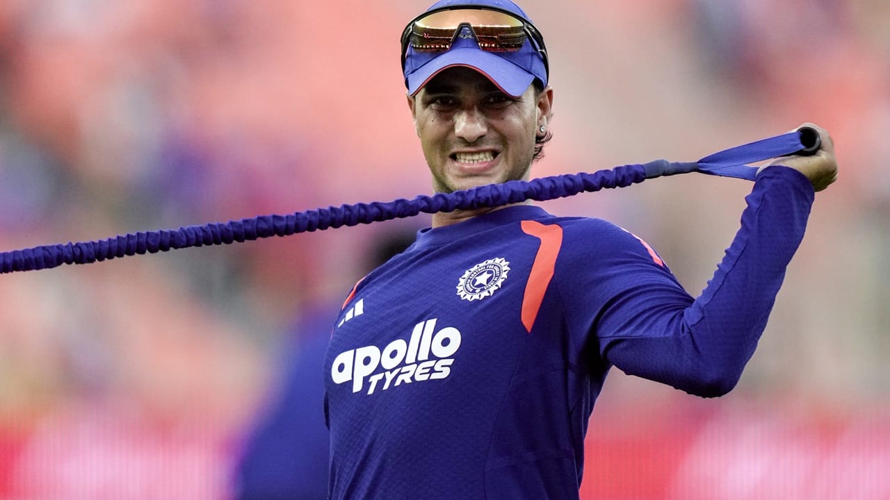 മോശം ഫോമിനിടയിലും താരം തന്റെ മനസ് തുറന്നു. ബാറ്റിങ് ആസ്വദിക്കുന്നുവെന്നും, നന്നായി പരിശീലിക്കുന്നുണ്ടെന്നും താരം വ്യക്തമാക്കി. സമ്മര്ദ്ദം നേരിടുന്നില്ലെന്നും സ്റ്റാര് സ്പോര്ട്സിനോട് അഭിഷേക് ശര്മ പറഞ്ഞു (Image Credits: PTI).