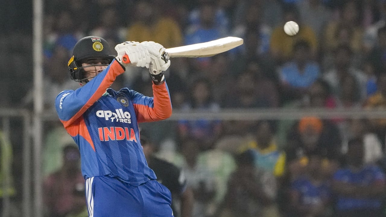 പെട്ടെന്നുള്ള കാലാവസ്ഥ വ്യതിയാനവും അഭിഷേകിനെ ബാധിച്ചു. ഡീഹൈഡ്രേഷന്‍ സംഭവിച്ചു, ശരീരഭാരവും വലിയ തോതില്‍ കുറഞ്ഞു. തുടര്‍ന്ന് താരത്തെ ഡല്‍ഹിയിലെ ആശുപത്രിയില്‍ പ്രവേശിപ്പിക്കുകയായിരുന്നുവെന്നാണ് റിപ്പോര്‍ട്ട് (Image Credits: PTI).