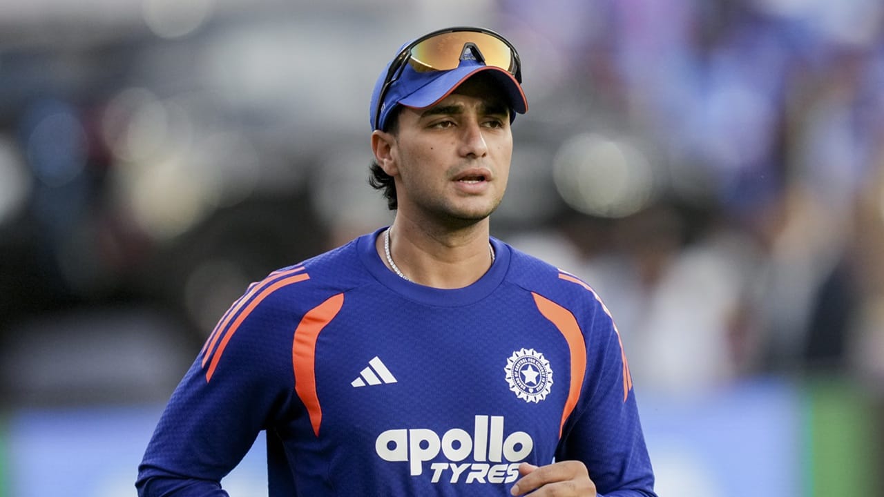 സൂപ്പര് എട്ടില് ഇന്ത്യയുടെ ആദ്യ മത്സരം നാളെ ദക്ഷിണാഫ്രിക്കയ്ക്കെതിരെയാണ്. ടി20യിലെ ഒന്നാം നമ്പര് ബാറ്ററും, ഓപ്പണറുമായ അഭിഷേക് ശര്മയുടെ മോശം ഫോമാണ് ഇന്ത്യയുടെ ആശങ്ക. ഗ്രൂപ്പ് ഘട്ടത്തില് അഭിഷേക് കളിച്ച മൂന്ന് മത്സരങ്ങളിലും പൂജ്യത്തിന് പുറത്തായിരുന്നു (Image Credits: PTI).