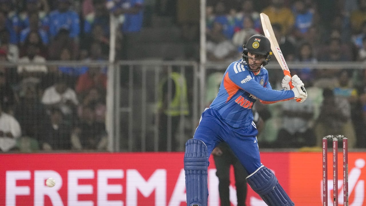 വന്‍തോതില്‍ ഭാരം കുറഞ്ഞതിനാല്‍ കൂടുതല്‍ റിസ്‌ക് എടുക്കേണ്ടതില്ലെന്ന തീരുമാനത്തിലാണ് ടീം മാനേജ്‌മെന്റ്. അതുകൊണ്ട് നമീബിയക്കെതിരായ മത്സരത്തില്‍ താരത്തിന് വിശ്രമം അനുവദിച്ചേക്കും. ഫെബ്രുവരി 15-ന് പാകിസ്ഥാനെതിരായ മത്സരത്തില്‍ താരം തിരിച്ചെത്തിയേക്കും (Image Credits: PTI).